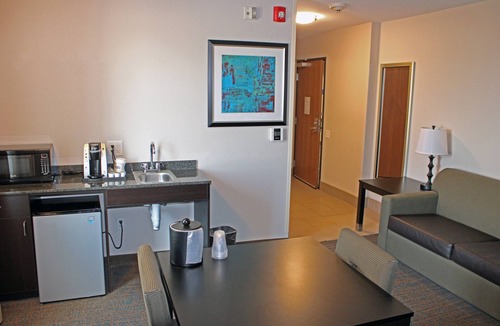 Greenacres Hotel | Holiday Inn Express & Suites Bakersfield Airport by IHG