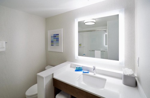 West Chester Hotel | Holiday Inn Express & Suites - Cincinnati North - Liberty Way by IHG