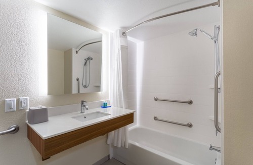 Cedar Falls Hotel | Holiday Inn Express & Suites Cedar Falls - Waterloo by IHG