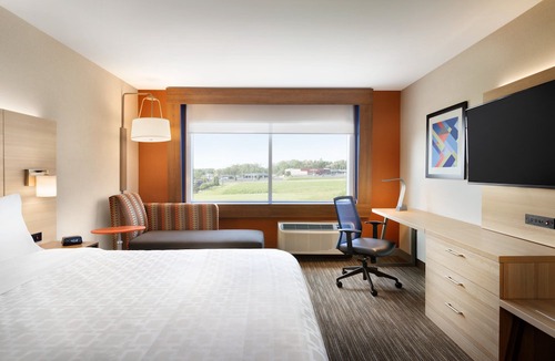 Crosswoods Hotel | Holiday Inn Express & Suites Columbus - Worthington, an Ihg Hotel
