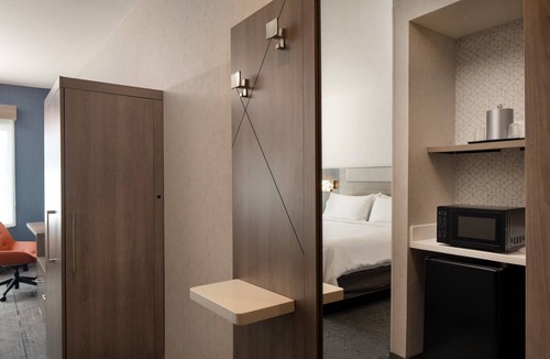 Raisin Hotel | Holiday Inn Express & Suites Fresno Airport by IHG