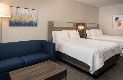 Raisin Hotel | Holiday Inn Express & Suites Fresno Airport by IHG