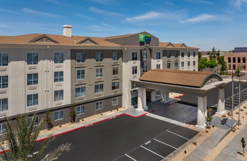 Raisin Hotel | Holiday Inn Express & Suites Fresno River Park Hwy 41 by IHG