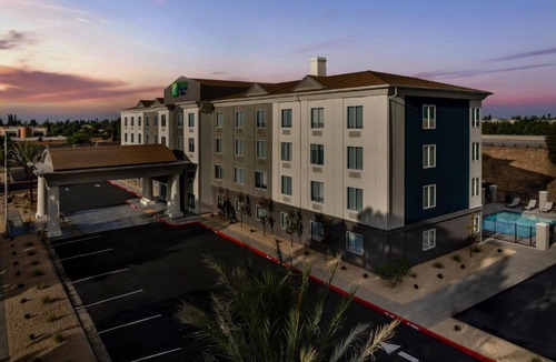 Raisin Hotel | Holiday Inn Express & Suites Fresno River Park Hwy 41 by IHG