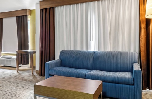 Marion Hotel | Holiday Inn Express & Suites Marion by IHG