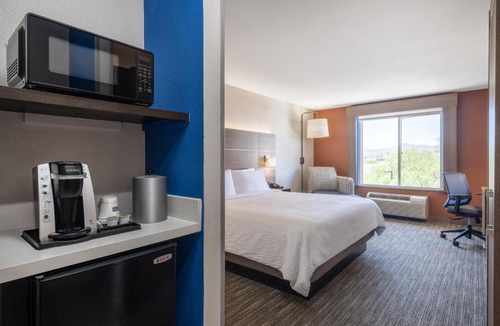 Tucson Hotel | Holiday Inn Express & Suites Tucson by IHG