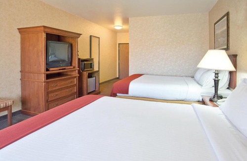Barstow Hotel | Holiday Inn Express & Suites Barstow - Route 66 by IHG