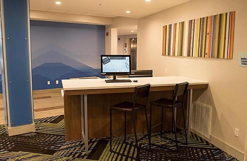 Dayton Hotel | Holiday Inn Express & Suites Dayton North - Vandalia by IHG