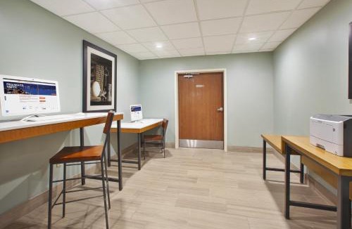 Tiffin Hotel | Holiday Inn Express Tiffin by IHG