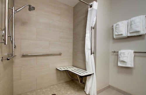 Elizabethtown Hotel | Holiday Inn Express & Suites - Elizabethtown North by IHG