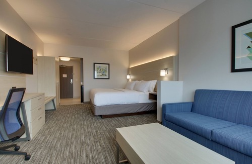 Elizabethtown Hotel | Holiday Inn Express and Suites-Elizabethtown North by IHG