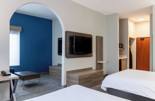 Pleasant Valley Hotel | Holiday Inn Express Vancouver North - Salmon Creek by IHG