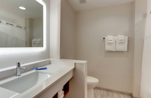 Kirkland Hotel | Holiday Inn Express Wilmington Porters Neck by IHG