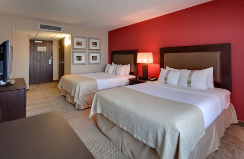 Bakersfield Hotel | Holiday Inn & Suites Bakersfield by IHG