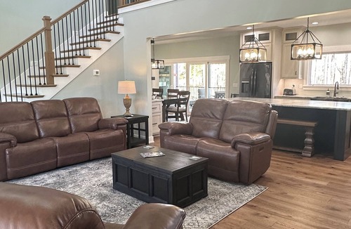 Lindseyville House | Holliday Inn, The Pines - Spacious and Luxurious 4 Bedroom Lake Home Sleeps 12