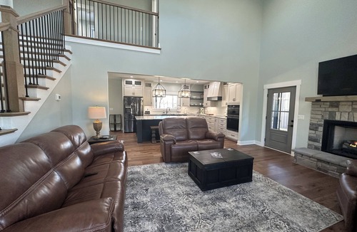 Lindseyville House | Holliday Inn, The Pines - Spacious and Luxurious 4 Bedroom Lake Home Sleeps 12