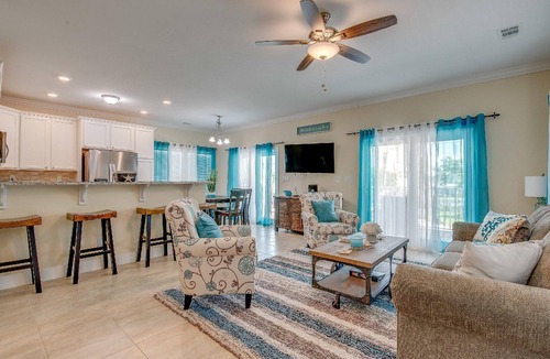 Marathon House | 🌸Home (#4) ”A WAVE💦 FROM IT ALL” (Partial Ocean View -approximately 150 ft from beach entrance)🌸