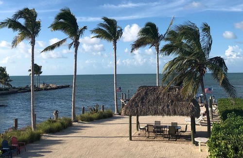Marathon House | 🌸Home (#4) ”A WAVE💦 FROM IT ALL” (Partial Ocean View -approximately 150 ft from beach entrance)🌸