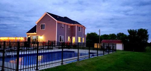 Rutland House | Home for 21 Near Ark - Ensuite Bathrooms - with Pool!
