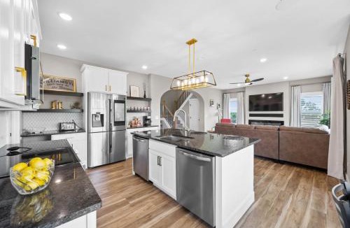 Rutland House | Home for 21 Near Ark - Ensuite Bathrooms - with Pool!