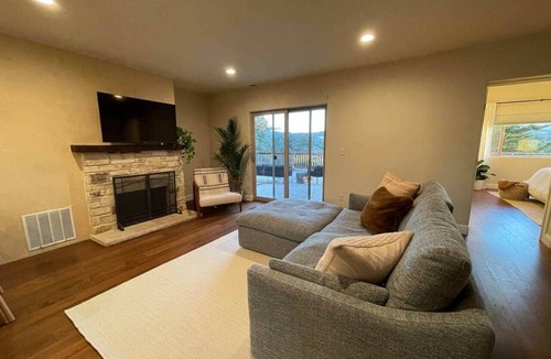Del Rey Oaks House | Home in Monterey Bay w/2 King Beds + 1 Twin