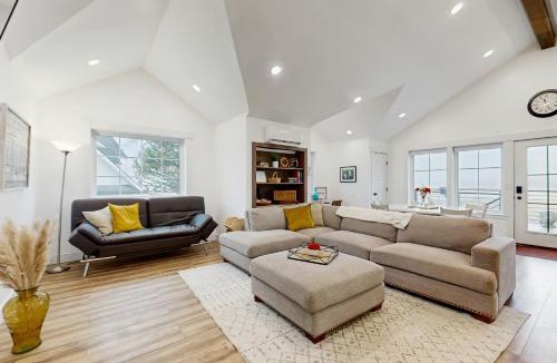 Burley House | Home w/Farmstyle Loft & Views, Mins to Dtwn