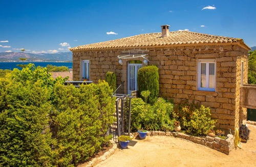 Isolella House | Homerez - House for 4 ppl. with sea view, garden and terrace at Pietrosella