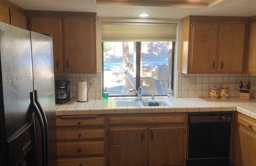 Lake Arrowhead House | Honey Pine Lodge. Cozy cabin in Lake Arrowhead. Two dogs welcome.