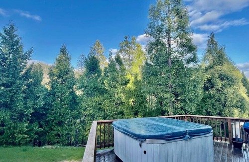 North Fork Apartment | Honeybee Hive - Hot Tub - BBQ - 8 minutes to Bass Lake - Sleeps 6
