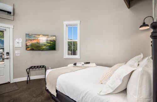 La Verkin House | Honeymoon Silo Suite/Walk to Zion Hot Springs