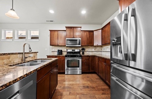 Southwest Ada County Alliance House | Hot Tub-Backyard-King-Parking-300Mbps