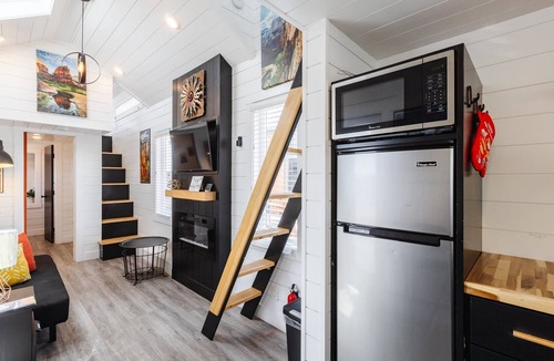 Apple Valley Cabin | Hot Tub + BBQ Deck Tiny Home Near Zion NP
