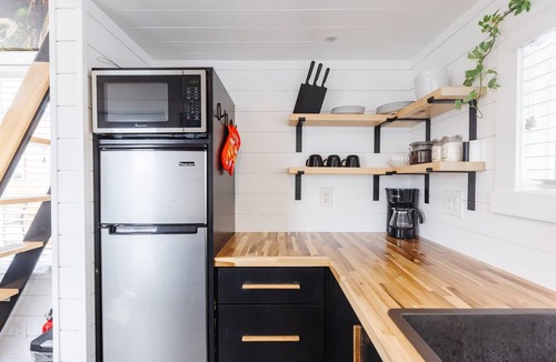 Apple Valley Cabin | Hot Tub + BBQ Deck Tiny Home Near Zion NP