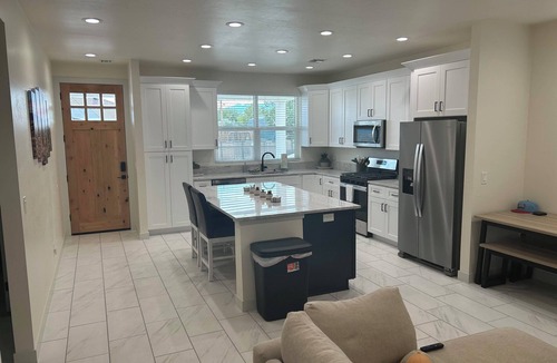 Safford House | HOT TUB. Charming 2-bedroom house with BIG TVS and LOTS of beds