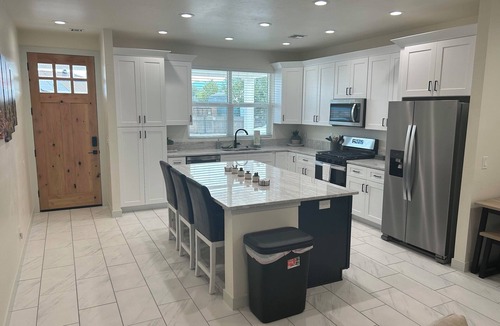 Safford House | HOT TUB. Charming 2-bedroom house with BIG TVS and LOTS of beds