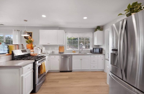 Los Alamos House | Hot Tub, Fire Pit, Pet Friendly, Walk to Bell St