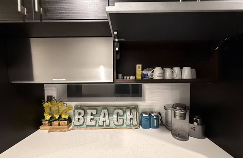 Village Grove House | Hot Tub + Heated Pool + Mini Golf, BBQ, Old Town, Game Room, EV Charger