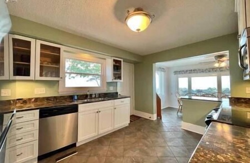 Oak Harbor House | Hot Tub-Lake Erie Beach House, Lake Front