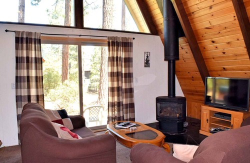 Summit Estates Cabin | HOT TUB! Near Snow Summit! Wifi! Adorable! Large Yard! Cable TV! Fireplace!