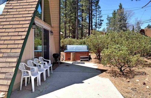 Summit Estates Cabin | HOT TUB! Near Snow Summit! Wifi! Adorable! Large Yard! Cable TV! Fireplace!