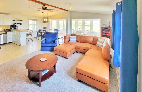 Avon House | ⭐Hot Tub⭐Newly Furnished⭐️Wide Beaches⭐Incredible Oceanfront Views🌊☀️🐬Sunrises