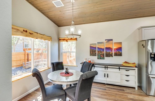 Show Low Cabin | Hot Tub & Outdoor Living: Relaxing Show Low Cabin