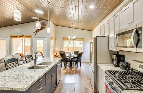 Show Low Cabin | Hot Tub & Outdoor Living: Relaxing Show Low Cabin