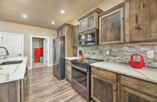 Show Low Cabin | Hot Tub & Ponderosa Views! Luxe Cabin in Lakeside