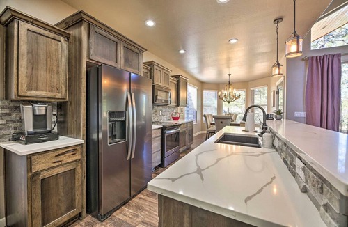 Show Low Cabin | Hot Tub & Ponderosa Views! Luxe Cabin in Lakeside