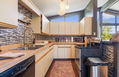 Shelbyville House | Hot Tub, Pool, Fully Loaded, 10 min to Bulleit Distillery, Between LOU and LEX.
