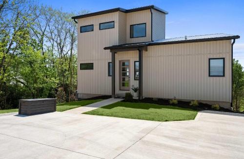 Dry Ridge House | Hot Tub Private King Suites 4BR 3BA Near Ark