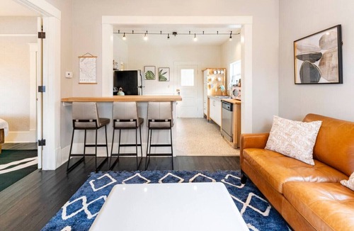 North End House | Hot tub, relax, walk to Hyde Park, best location!