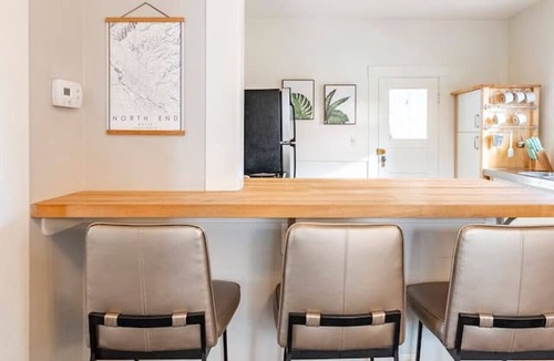 North End House | Hot tub, relax, walk to Hyde Park, best location!