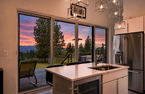 Eureka House | Hot Tub & Views: 'Sunset Valley Retreat'